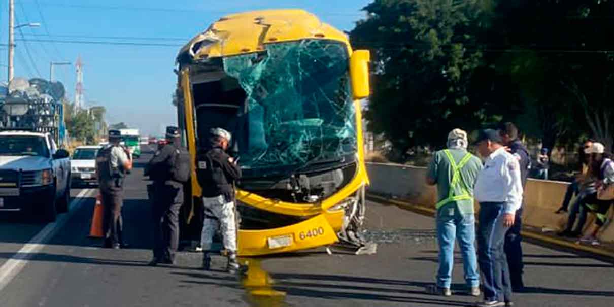 Autobús se estampa contra muro de contención en la Izúcar-Atlixco