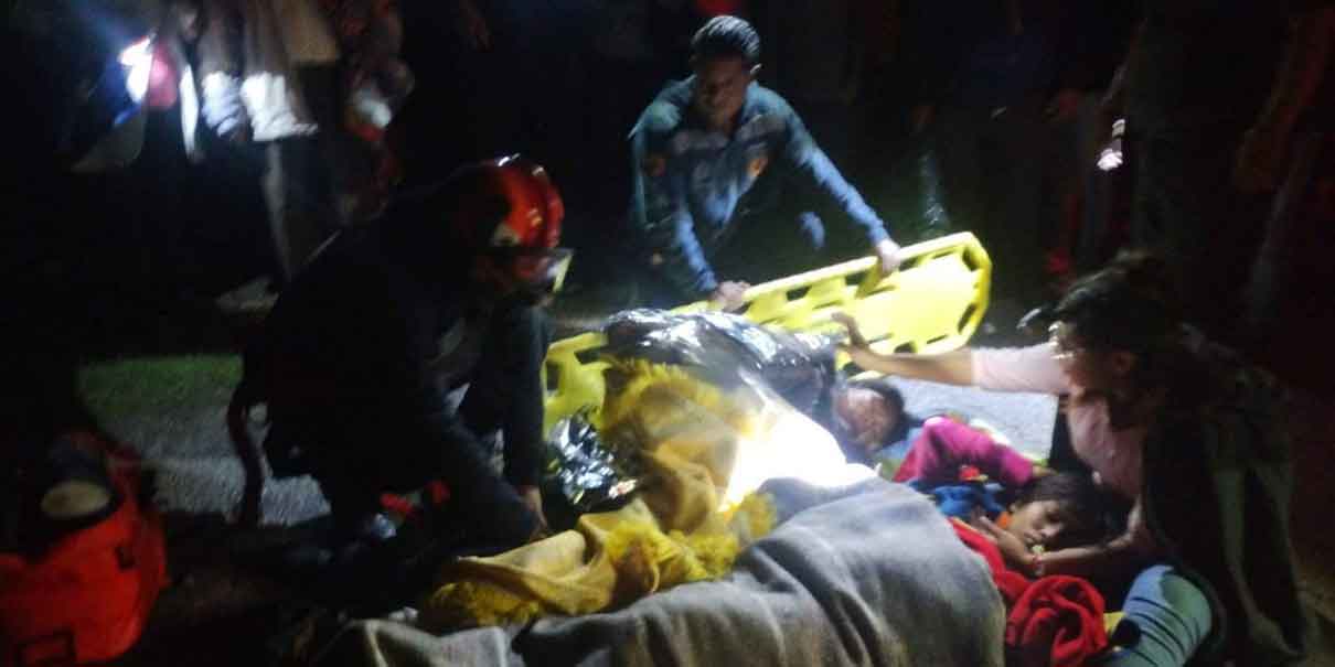 Autobús de pasajeros se vuelca en cañada de Alpoyeca; mueren 7 personas