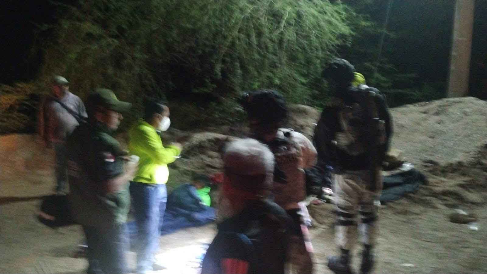 Autobús de pasajeros se vuelca en cañada de Alpoyeca; mueren 7 personas