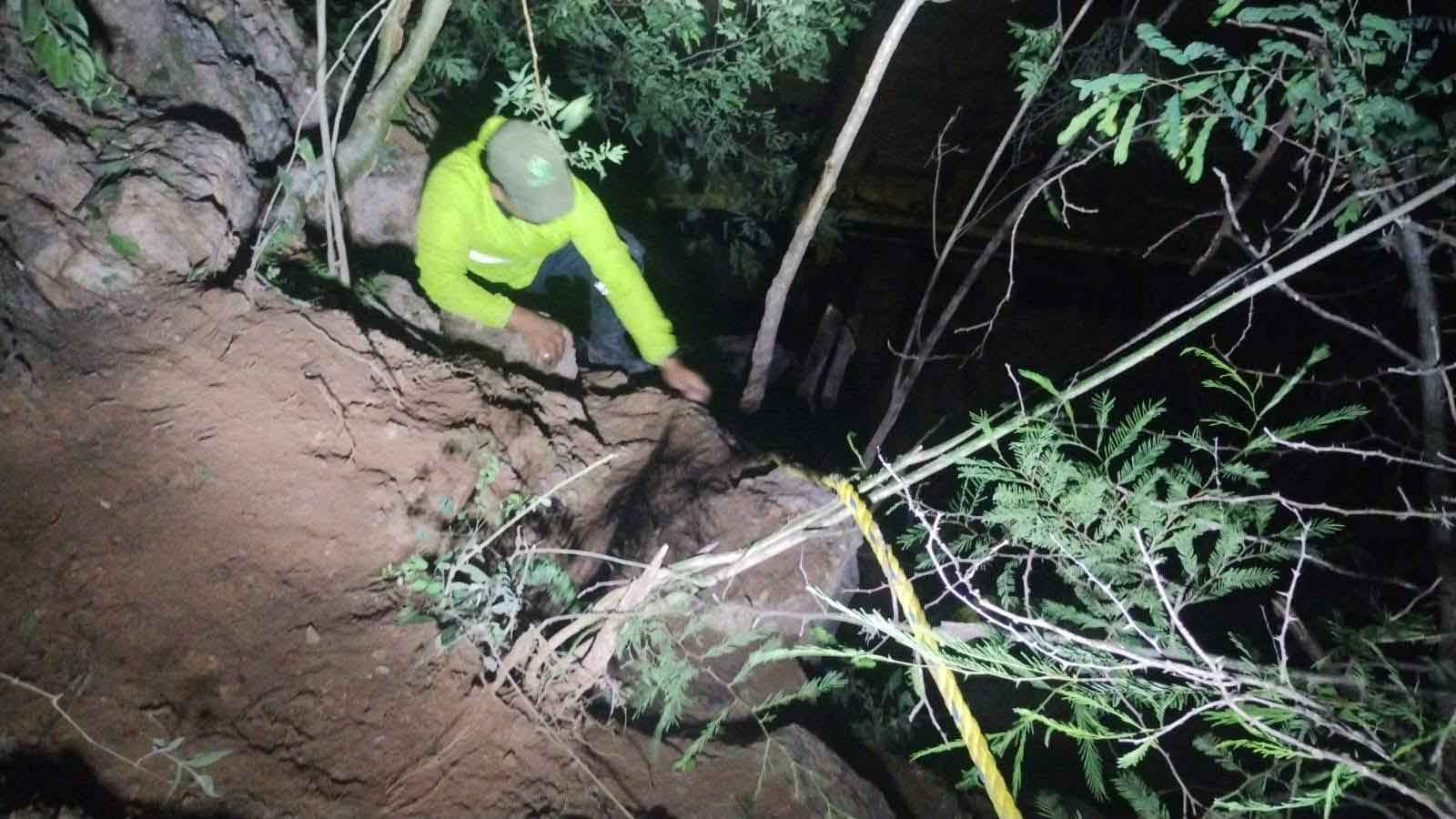 Autobús de pasajeros se vuelca en cañada de Alpoyeca; mueren 7 personas