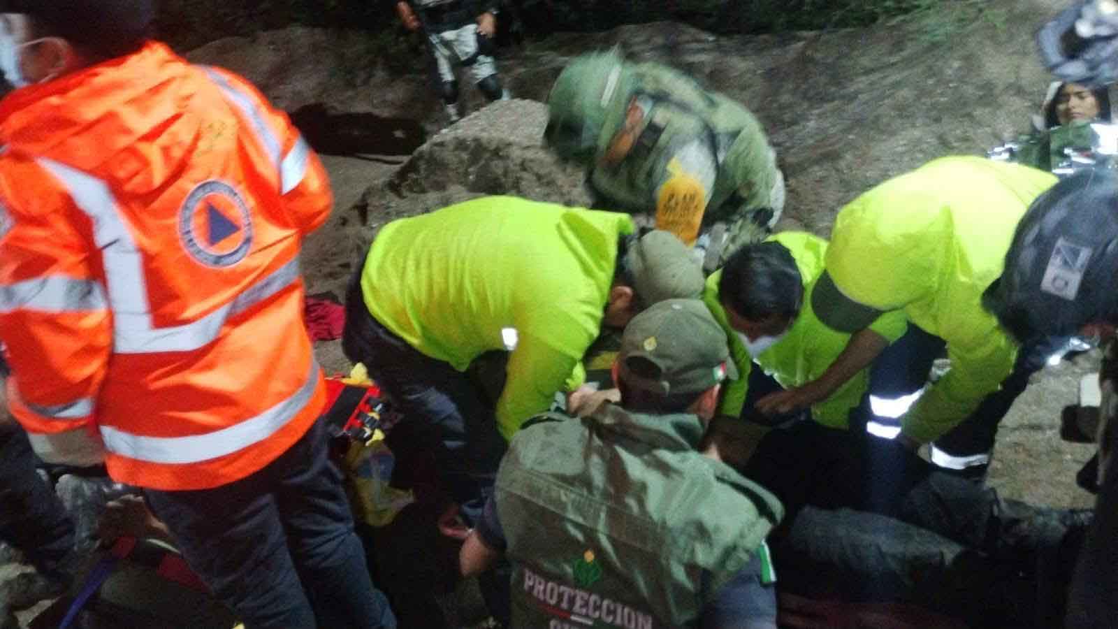 Autobús de pasajeros se vuelca en cañada de Alpoyeca; mueren 7 personas