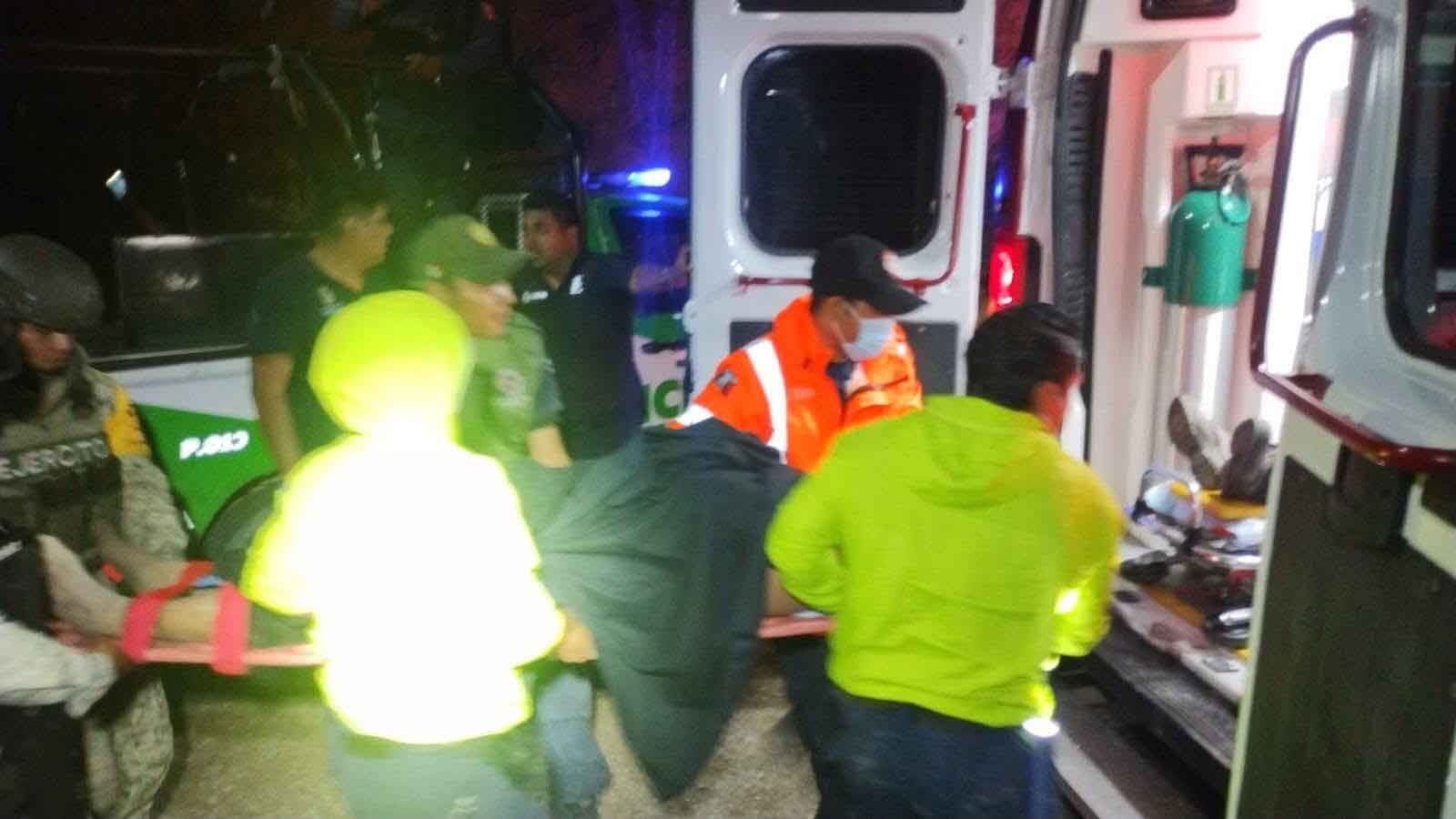 Autobús de pasajeros se vuelca en cañada de Alpoyeca; mueren 7 personas