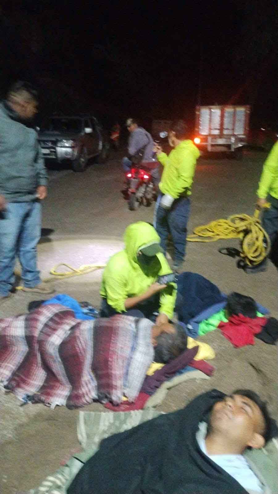 Autobús de pasajeros se vuelca en cañada de Alpoyeca; mueren 7 personas