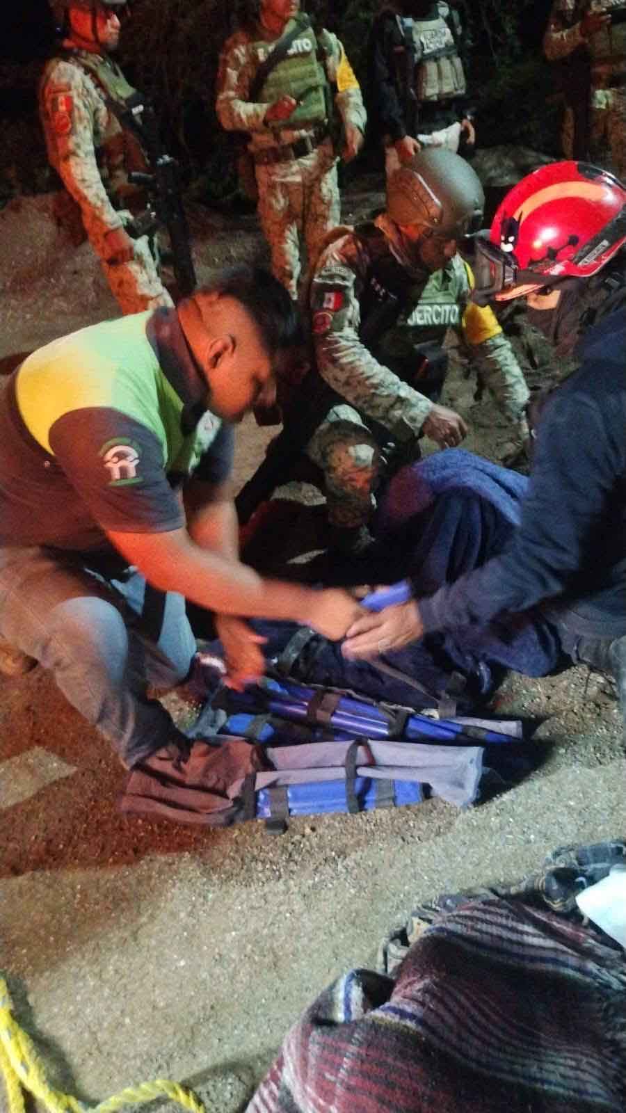 Autobús de pasajeros se vuelca en cañada de Alpoyeca; mueren 7 personas