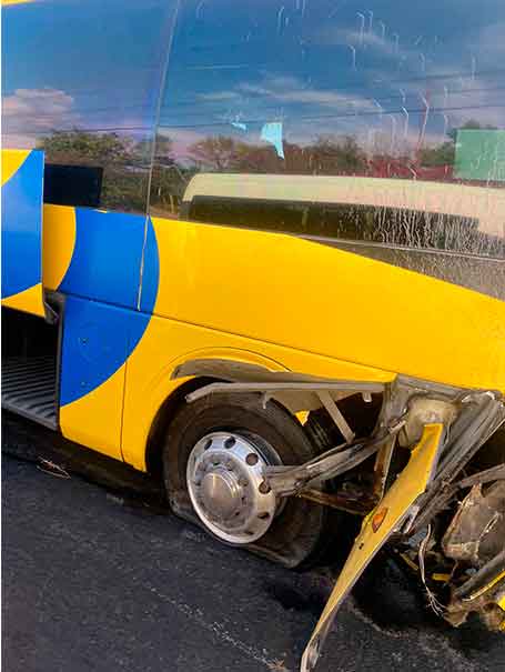 Autobús se estampa contra muro de contención en la Izúcar-Atlixco