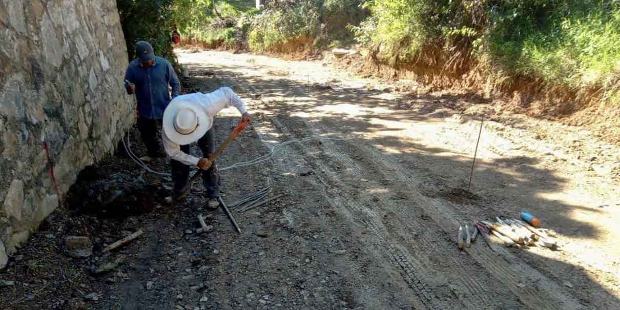 Avanzan obras de pavimentación en comunidades de Huauchinango