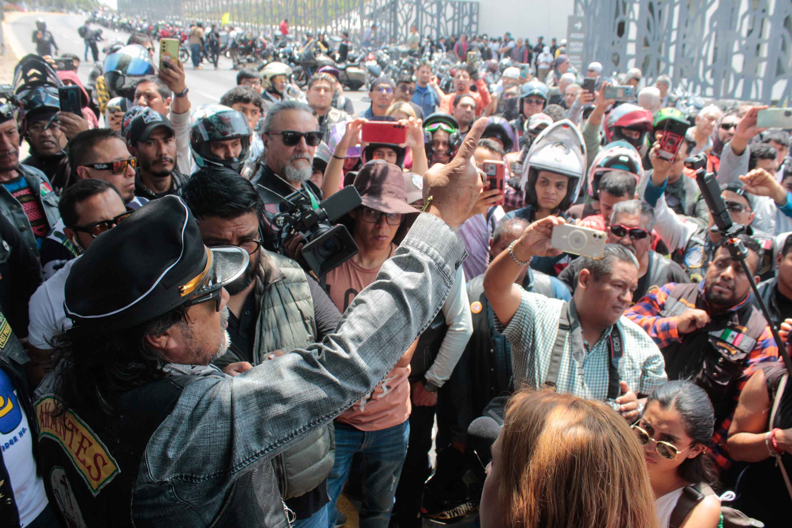 Puebla, Pue. El Congreso local fue blindando con rejas y elementos de seguridad para impedir que un grupo de bikers ingresaran a las instalaciones para manifestar su rechazo a la regulación de motocicletas, acusan que la iniciativa de ley que se pretende aprobar cae en lo irracional, discriminatoria y violatoria a los derechos humanos, por lo que será inconstitucional.   Acusaron que la intención de colocar el número de la placa en el casco y chaleco está pensada como una medida recaudatoria y no de seguridad como los diputados locales quieren hacer creer a los ciudadanos.     Dentro de las primeras reuniones, manifestaron que todos los motociclistas propusieron hacer un padrón de motociclistas y regular los vehículos, no las personas, pero los congresistas argumentaron que “no prestarían atención a sus propuestas, porque sólo representan un pequeños sector de la población, sin importancia”.         Indicaron que en las dos primeras reuniones que tuvieron con diputados, explicaron que para que una ley sea constitucional tiene que aplicar una encuesta de proporcionalidad e igualdad, y no sólo imponer la colocación de una placa en un casco y chaleco.   Motociclistas se rebelan contra nueva Ley de Movilidad en Puebla    Motociclistas se rebelan contra nueva Ley de Movilidad en Puebla    Ley de movilidad podría ser inconstitucional  Explicaron que la restricción en cuanto al uso de un casco y chaleco que lleve el 30 por ciento de su material reflejante que están imponiendo es violatoria al derecho a la vestimenta, los legisladores solo quieren controlar a los usuarios de vehículos de dos ruedas.   “Si nosotros permitimos que hagan esta situación, van a seguir, controlando otras cuestiones y violando nuestros derechos humanos, es absurdo que personas que no tienen derecho que no conocen de motociclismo pretendan legislar acerca de eso. El poner un pegote al casco reduce la calidad del accesorio, se usa como accesorio de seguridad para el cuidado de nuestras vidas, ellos solo quieren eso para recaudar impuestos”, dijer