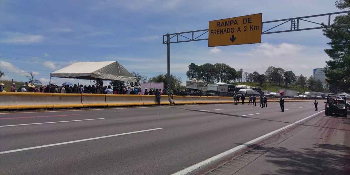 ​ Tlahuapan, Pue. Este martes decenas de ejidatarios de la zona de Santa Rita Tlahuapan bloquearon la autopista y la carretera federal México-Puebla a la altura de este municipio.  Los campesinos exigen que se les paguen las tierras que fueron ocupadas para realizar estos tramos carreteros y para el Parque Nacional Izta-Popo.    Agregaron que no se retirarán de la zona hasta que haya una respuesta favorable del gobierno federal.  En la zona del cierre carretero ya se pueden observar varios kilómetros de autos varados con sentido a México y hacia Veracruz.    *BC     Diario Puntual te recomienda también: Por indemnizaciones pendientes, ejidatarios de Tlahuapan amagan con bloquear la México-Puebla Casi a la medianoche ejidatarios de Tlahuapan liberaron el paso en la autopista México-Puebla Ejidatarios de Tlahuapan exigen pago de indemnización por expropiación de tierras  ​