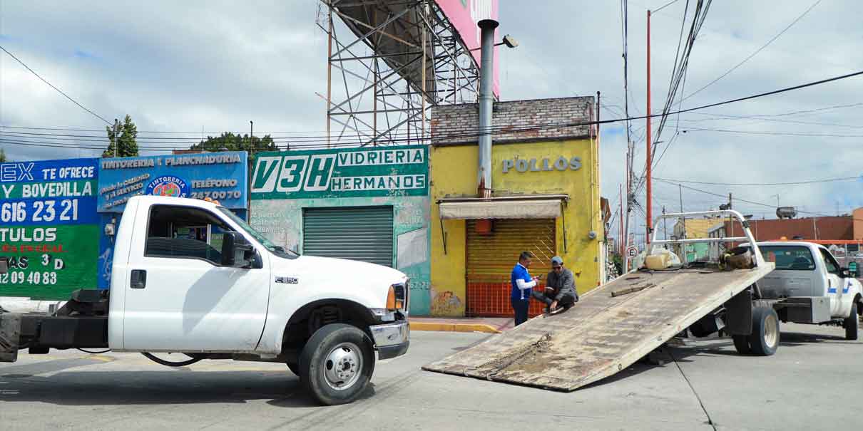 Bloquean paso a San Pedro Cholula, operadores de grúas denuncian extorsiones municipales