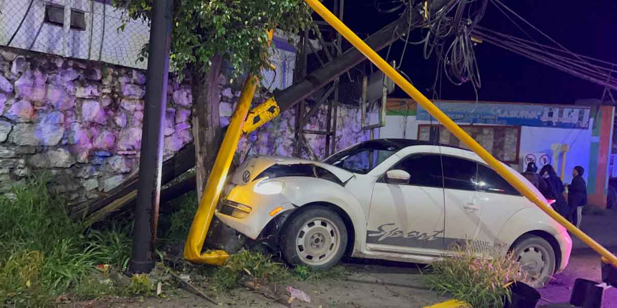 Ebrios chocan contra semáforo y poste en Izúcar; abandonan su auto