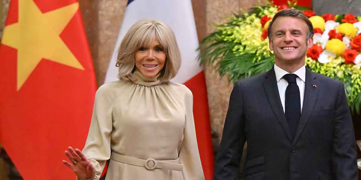 ¿Golpe o juego? Brigitte Macron empuja a Emmanuel Macron en su llegada a Hanói