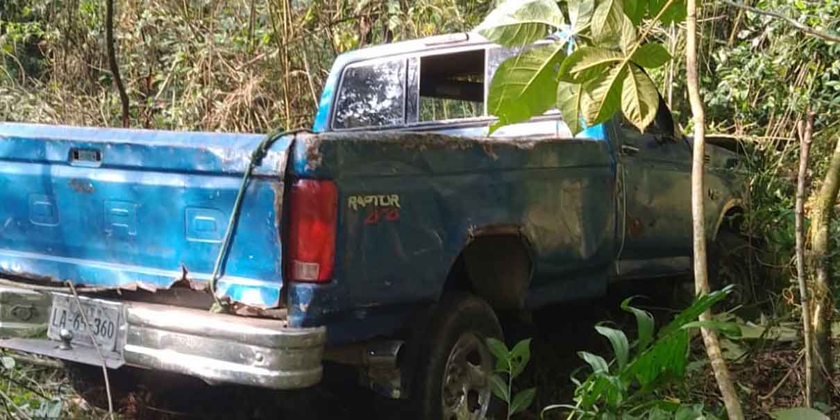 Cae vehículo en un barranco tras salir de la vía Pachuca-Tuxpan