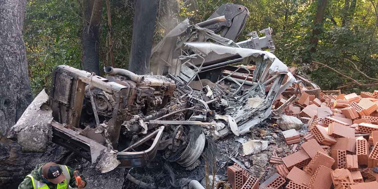 Tractocamión choca y se incendia tras quedarse ¡SIN FRENOS!