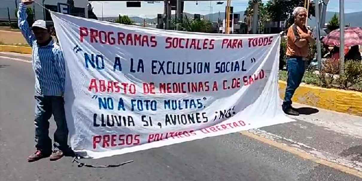 Campesinos bloquean carretera de la región Tehuacán y Sierra Negra, acusan sobrevuelo de avionetas antilluvias