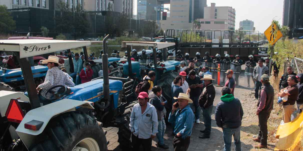 Campesinos bloquean la autopista Puebla-Orizaba y el SAT Angelópolis