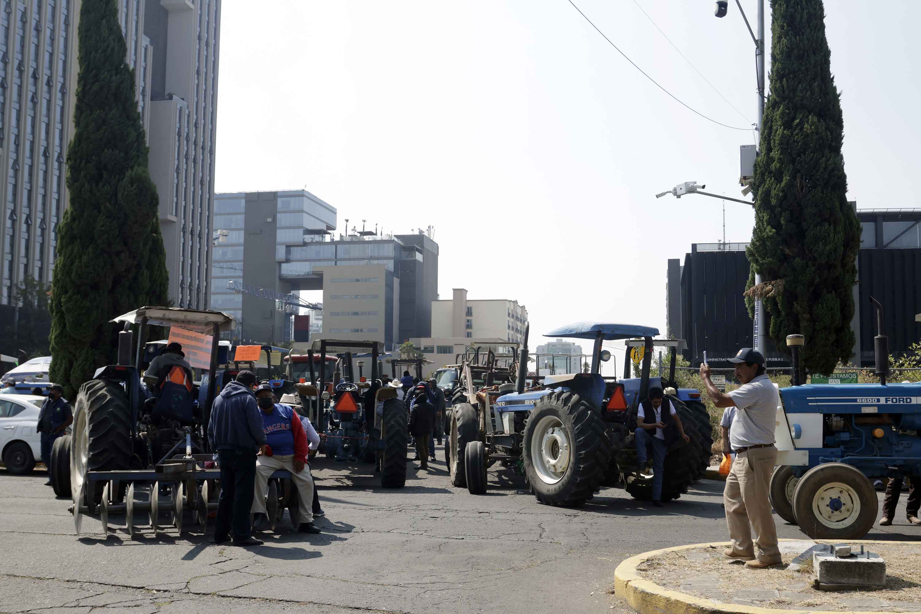 Campesinos bloquean la autopista Puebla-Orizaba y el SAT Angelópolis