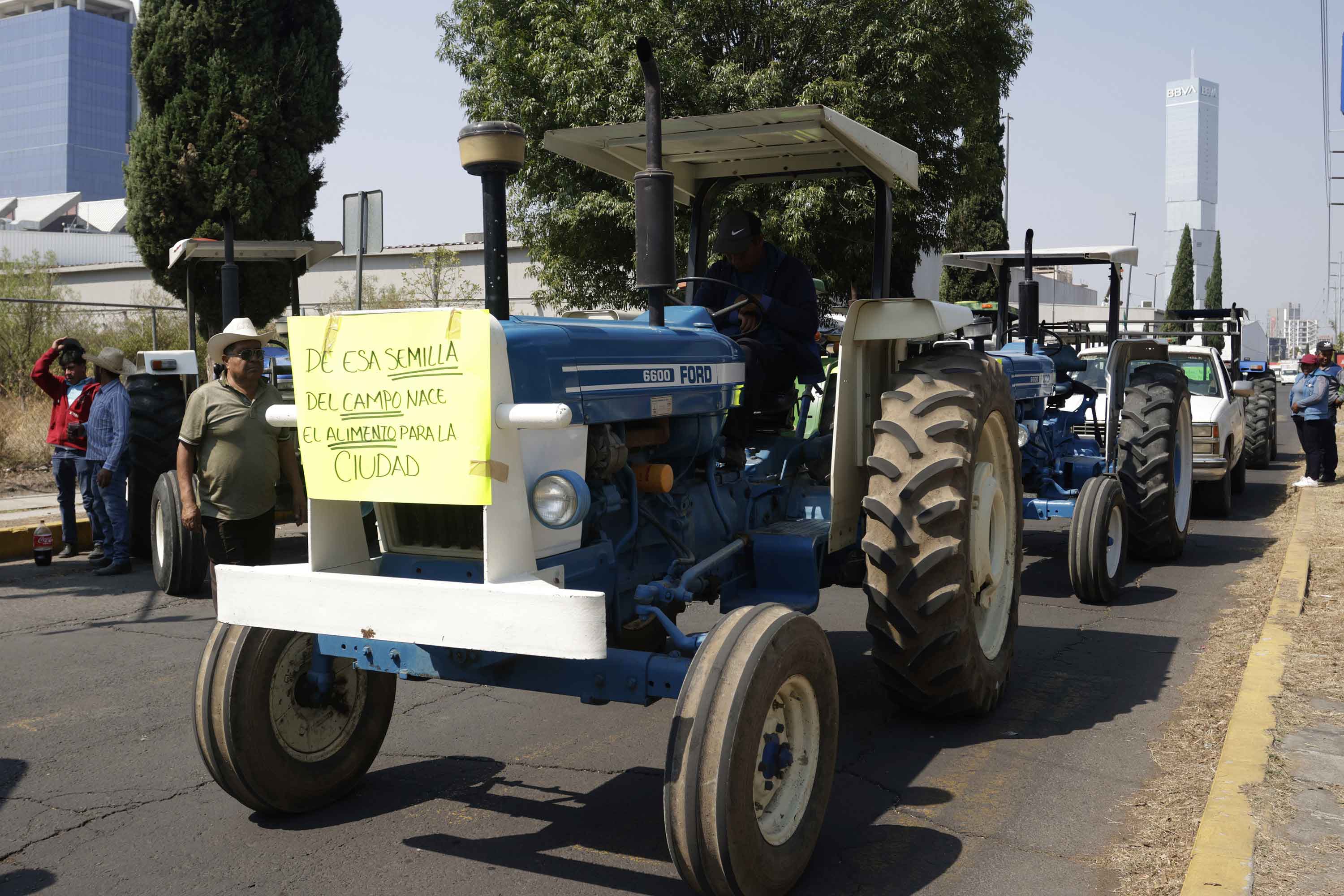 Campesinos bloquean la autopista Puebla-Orizaba y el SAT Angelópolis
