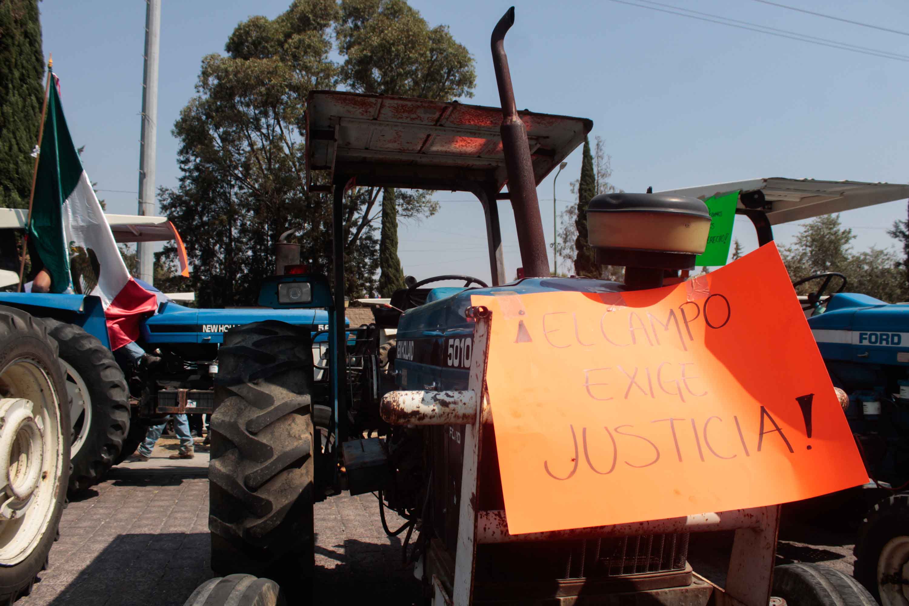 Campesinos bloquean la autopista Puebla-Orizaba y el SAT Angelópolis