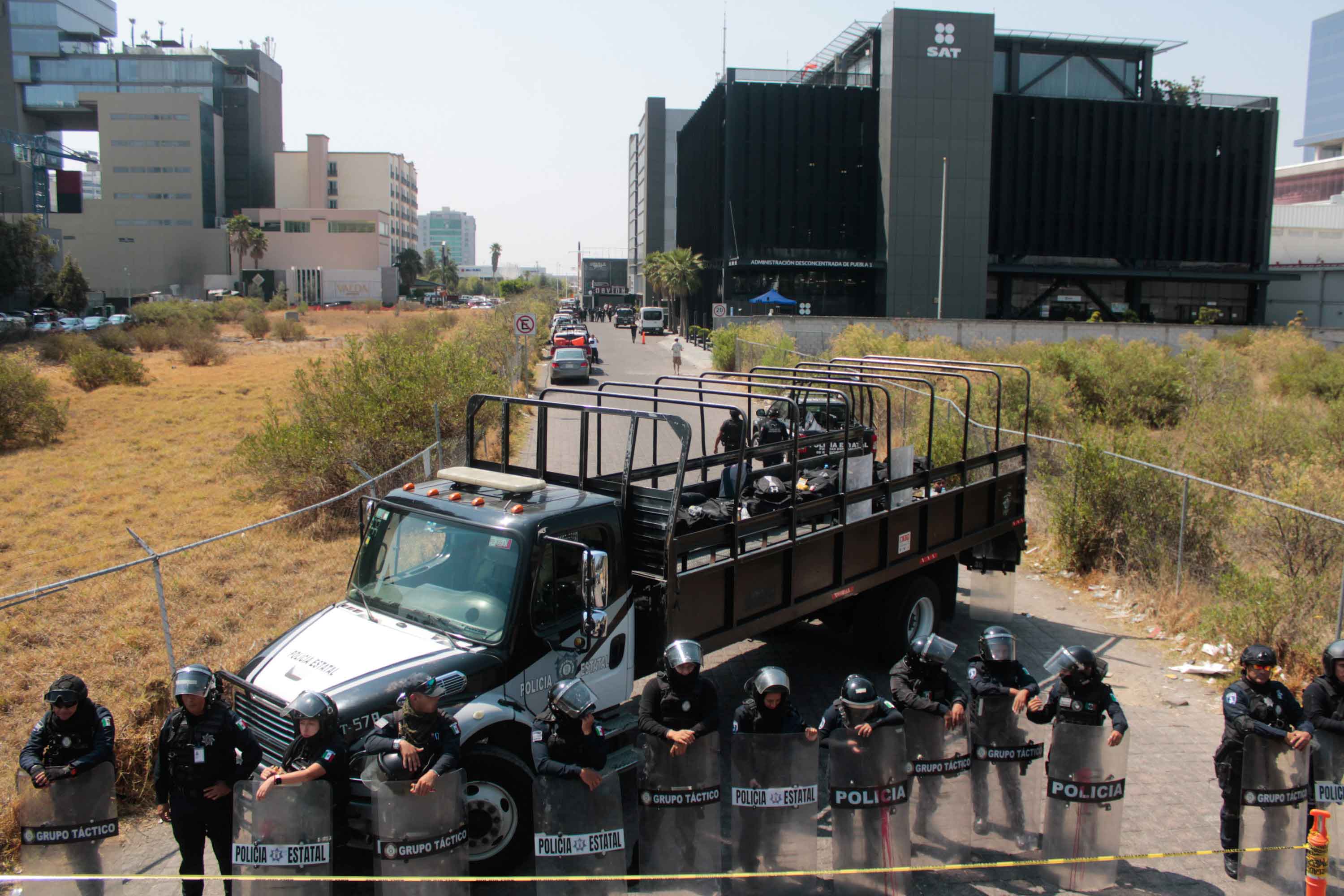 Campesinos bloquean la autopista Puebla-Orizaba y el SAT Angelópolis