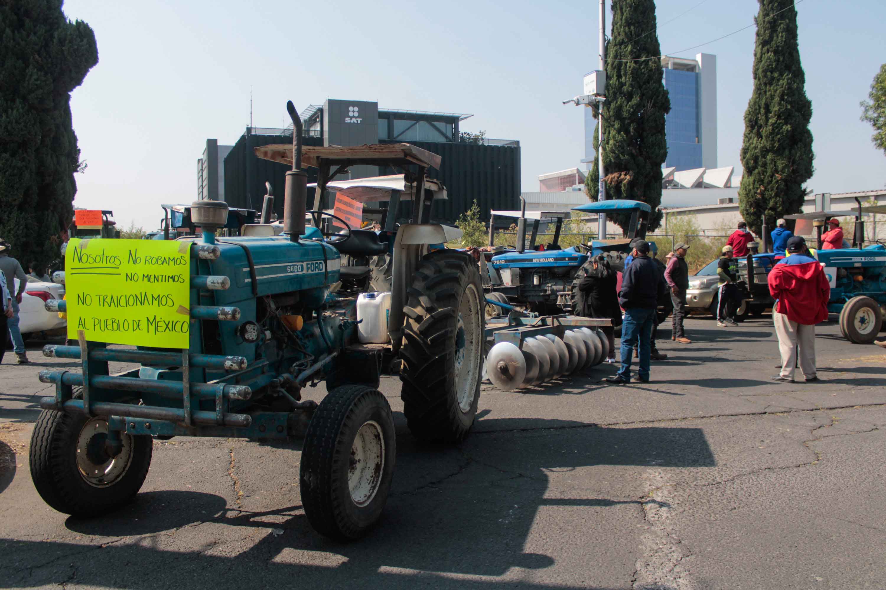 Campesinos bloquean la autopista Puebla-Orizaba y el SAT Angelópolis