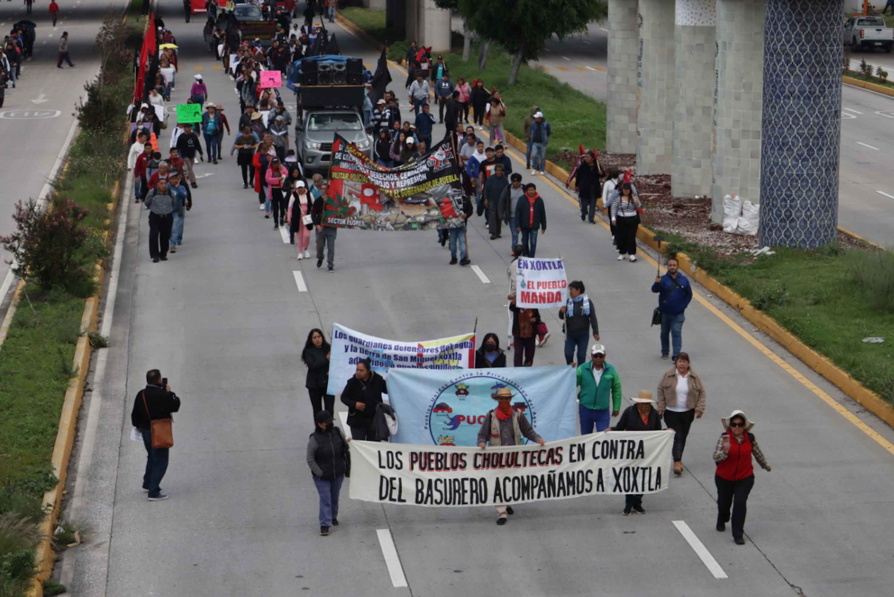 Caos vial en la Vía Atlixcáyotl; la 28 de Octubre expuso demandas en el CIS Angelópolis