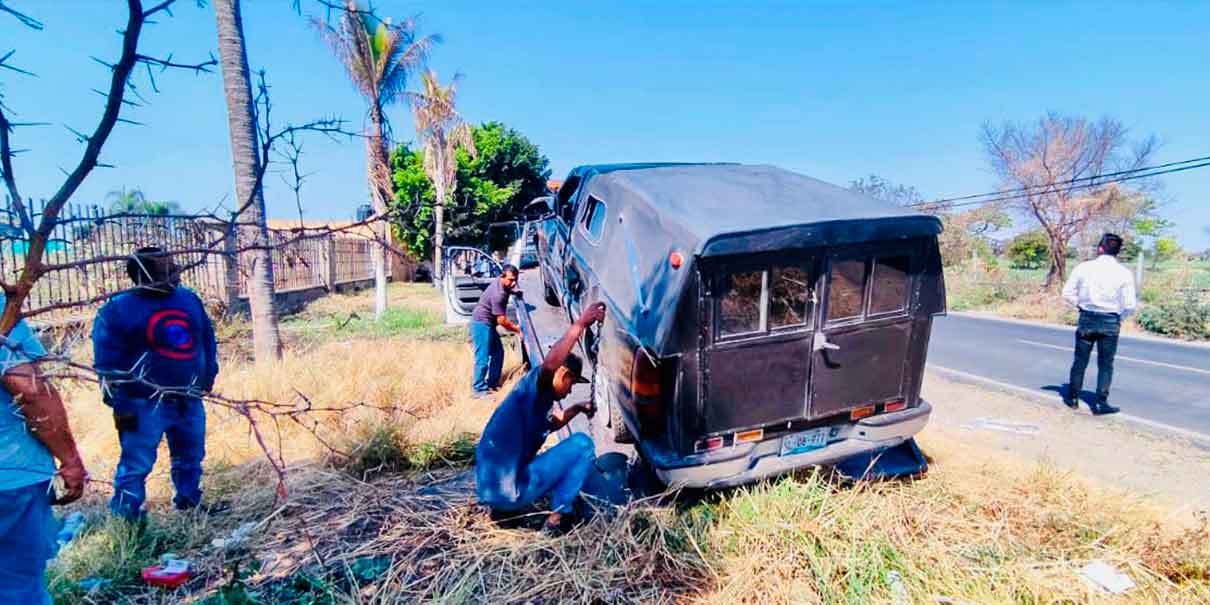 Vuelca camioneta de Funerales Puebla en Izúcar, el chofer se quedó dormido