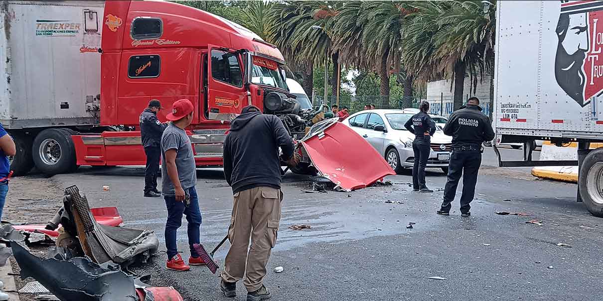 Cuatro lesionados tras choque de tráiler con autobús de Estrella Roja en Texmelucan