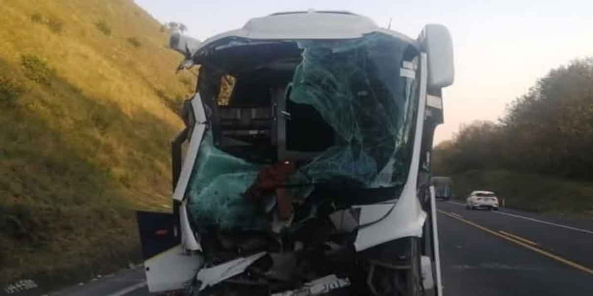 Choque entre autobús y pipa en la Sierra Norte deja 20 heridos