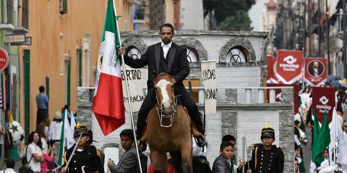 Miles de poblanos festejaron aniversario de la Revolución Mexicana durante desfile