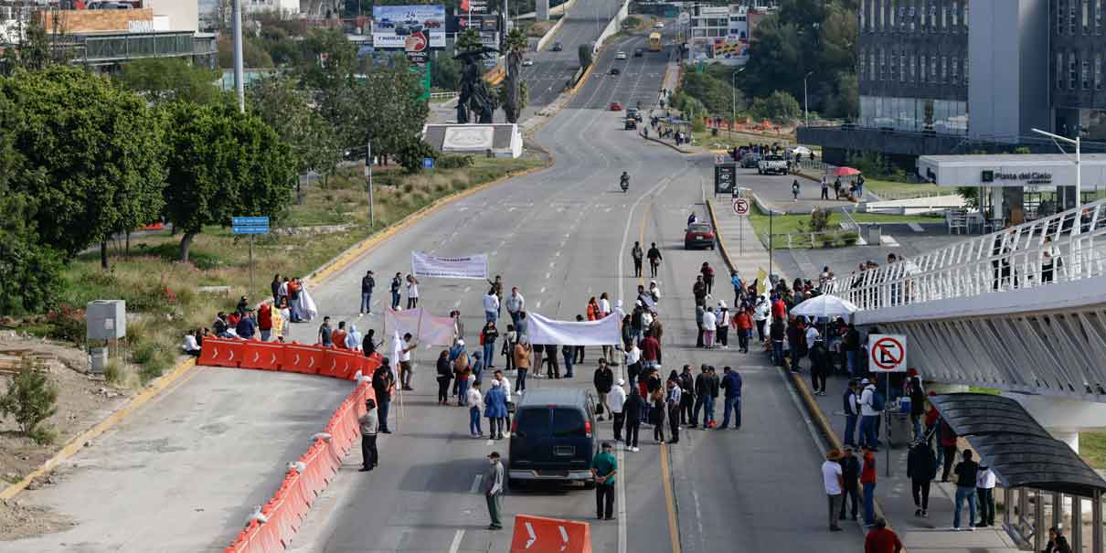 Con bloqueo de la vía Atlixcayotl transportistas piden aumento a tarifa