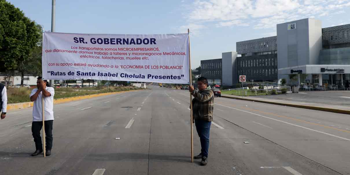 Con bloqueo de la vía Atlixcayotl transportistas piden aumento a tarifa