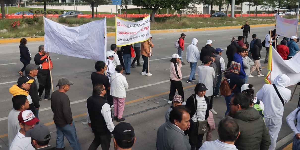 Con bloqueo de la vía Atlixcayotl transportistas piden aumento a tarifa