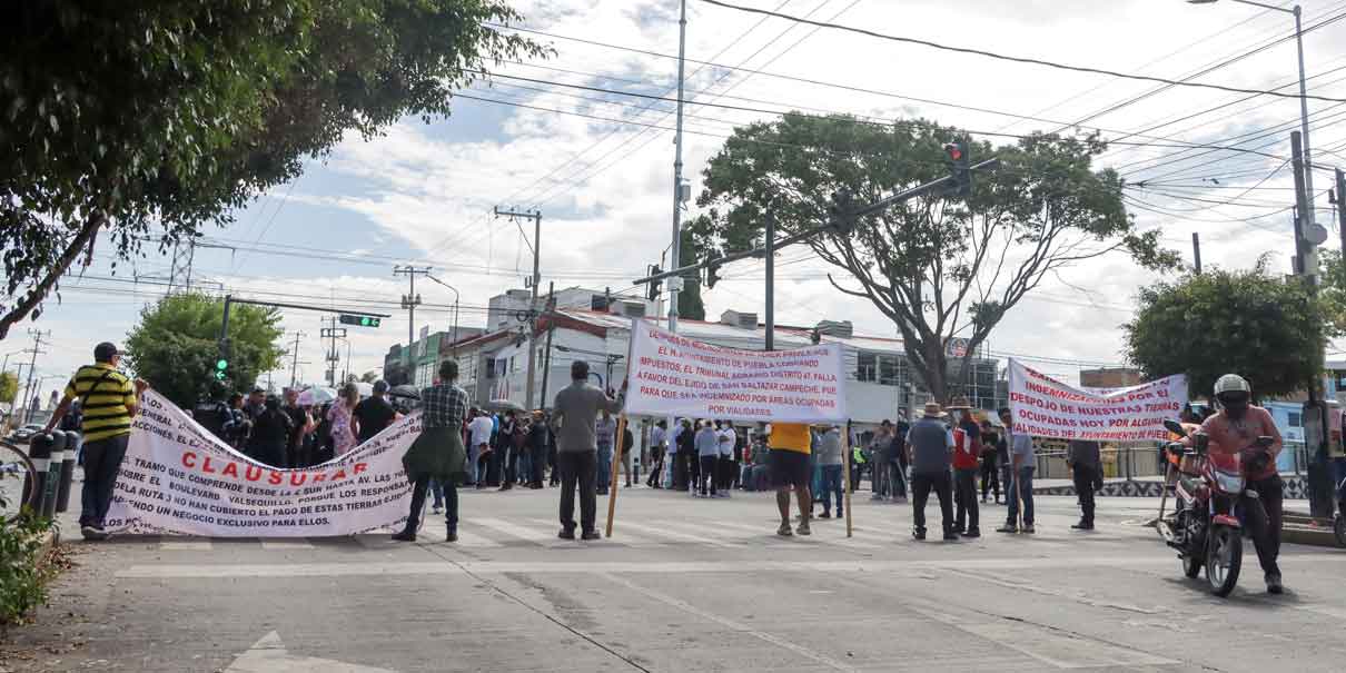 Ejidatarios de San Baltazar cierran bulevar Valsequillo y Las Torres; exigen pago de sus tierras