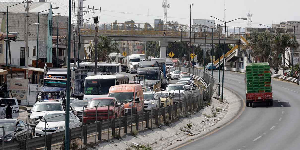 Camioneros se manifiestan en casetas de Texmelucan, Amozoc y Atlixco