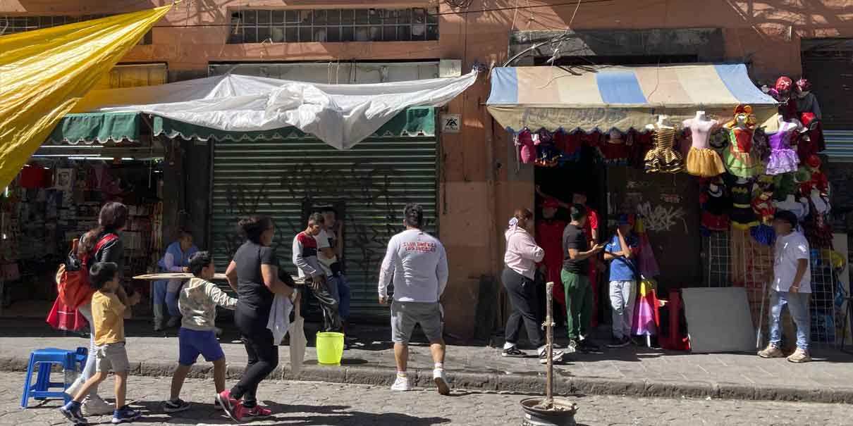 Conflicto por espacios públicos entre ambulantes en Puebla sigue bajo atención