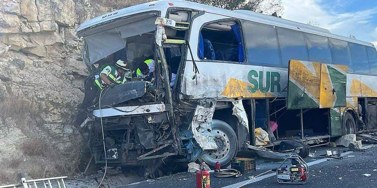 Un muerto al estrellarse autobús y camión en la carretera Cuacnopalan