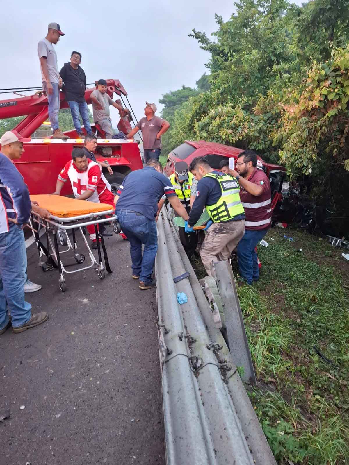 Cuatro muertos en la Sierra Norte, tráiler destrozó una camioneta