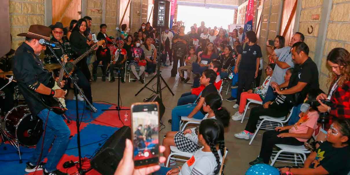 "Los Patita de Perro" dan concierto a niños con discapacidad auditiva en Puebla