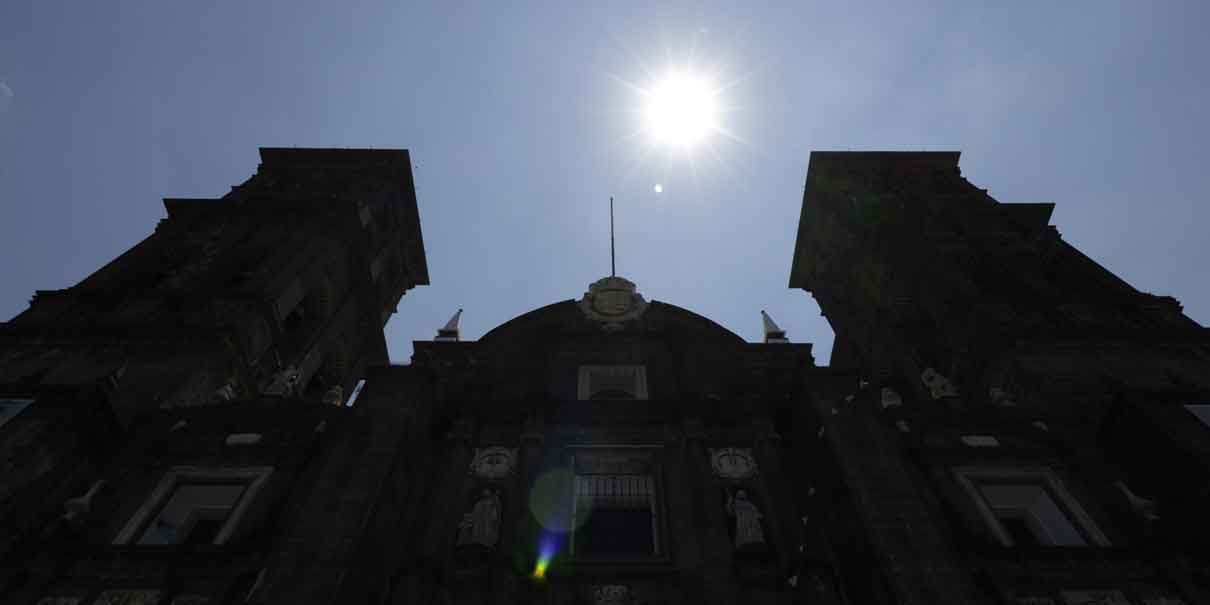 Desde el zócalo de Puebla poblanos observan el eclipse de Sol