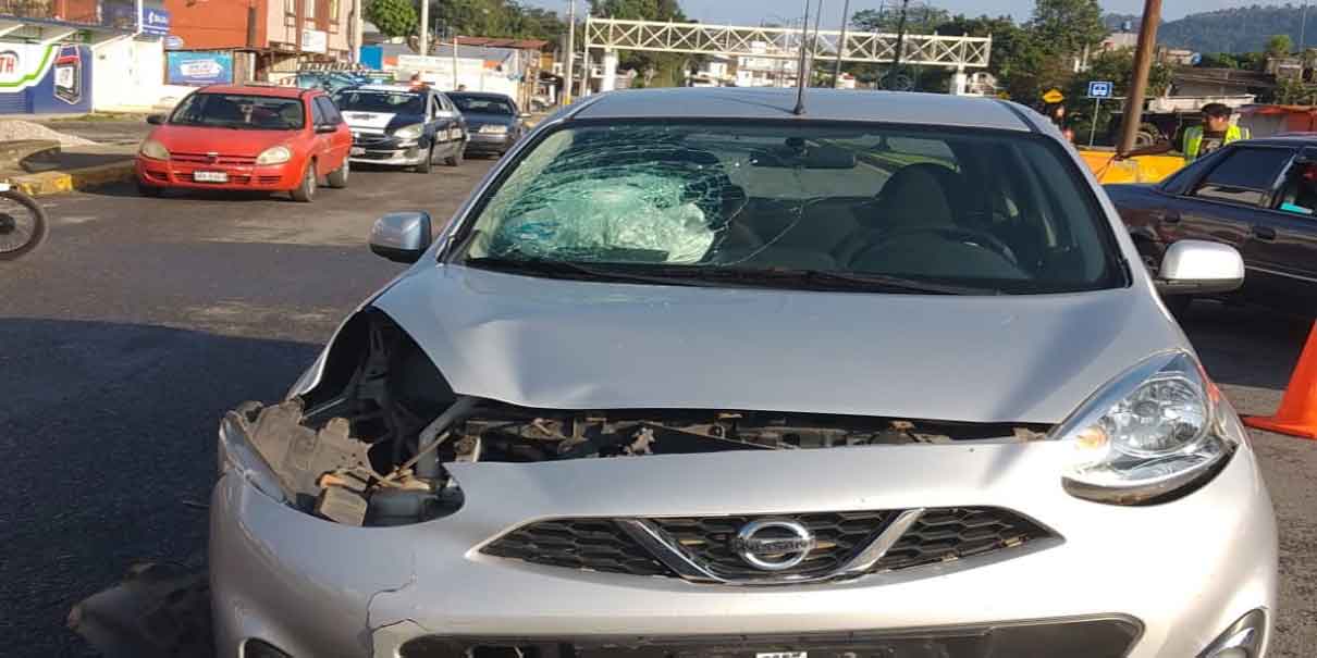 Encontronazo entre auto y moto deja cuantiosos daños materiales en la Carretera Estatal 141