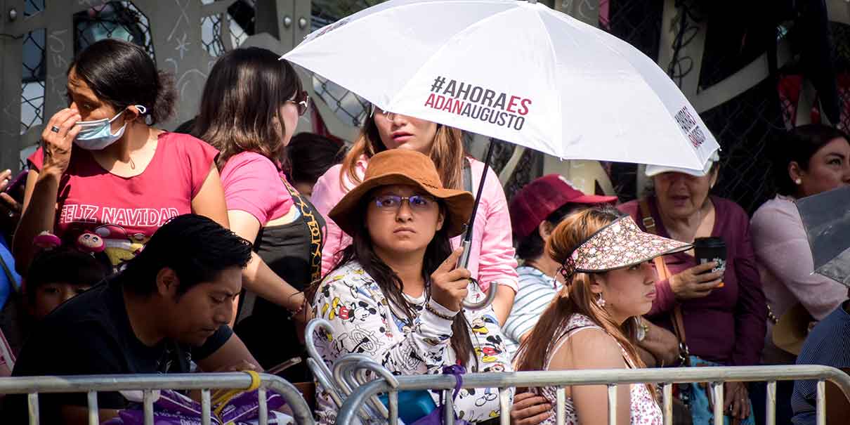 Durante el desfile aparecen las sombrillas y gorras para promocionar a corcholatas