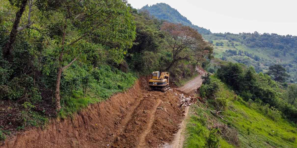 Edil de Huauchinango supervisó los avances de los trabajos de carretera artesanal