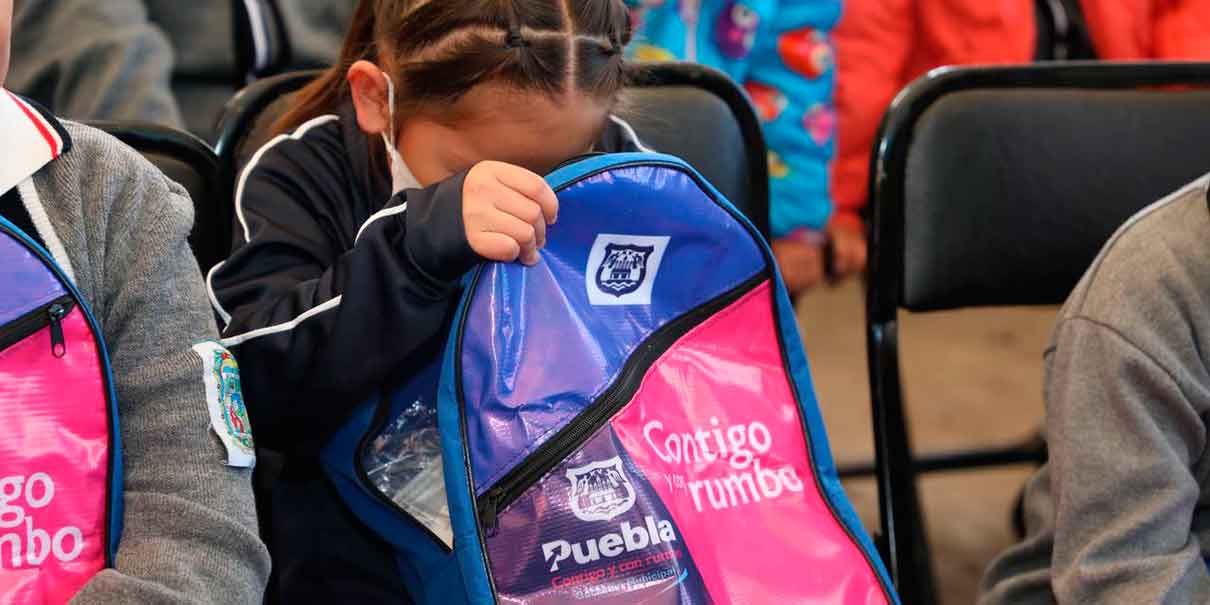 Eduardo Rivera repartió útiles escolares y mochilas a niños de Xonacatepec