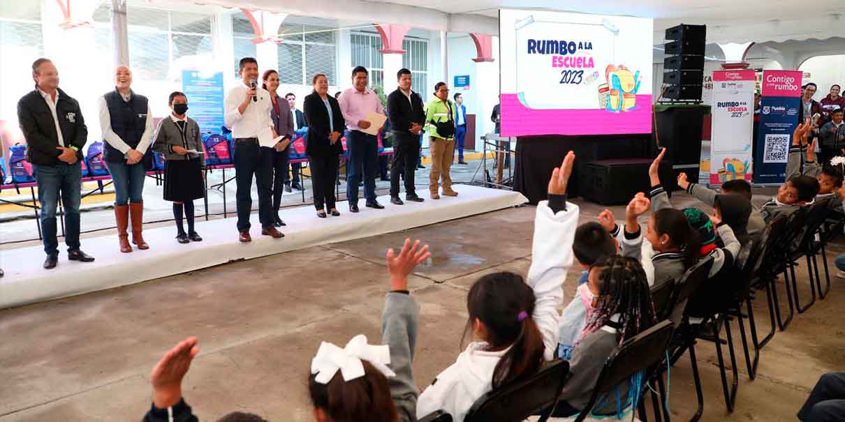 Eduardo Rivera repartió útiles escolares y mochilas a niños de Xonacatepec