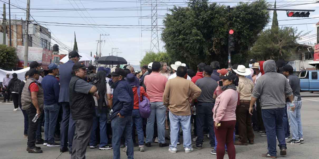 Ejidatarios de San Baltazar cierran bulevar Valsequillo y Las Torres; exigen pago de sus tierras