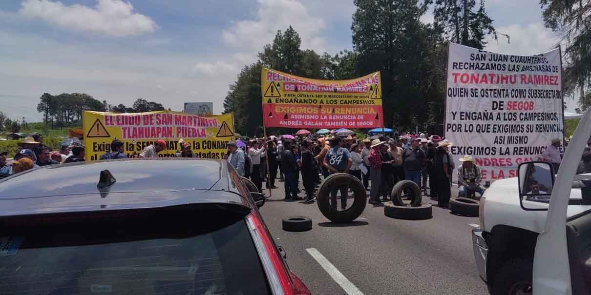 Bloquean ejidatarios de Tlahuapan la autopista y carretera federal México-Puebla