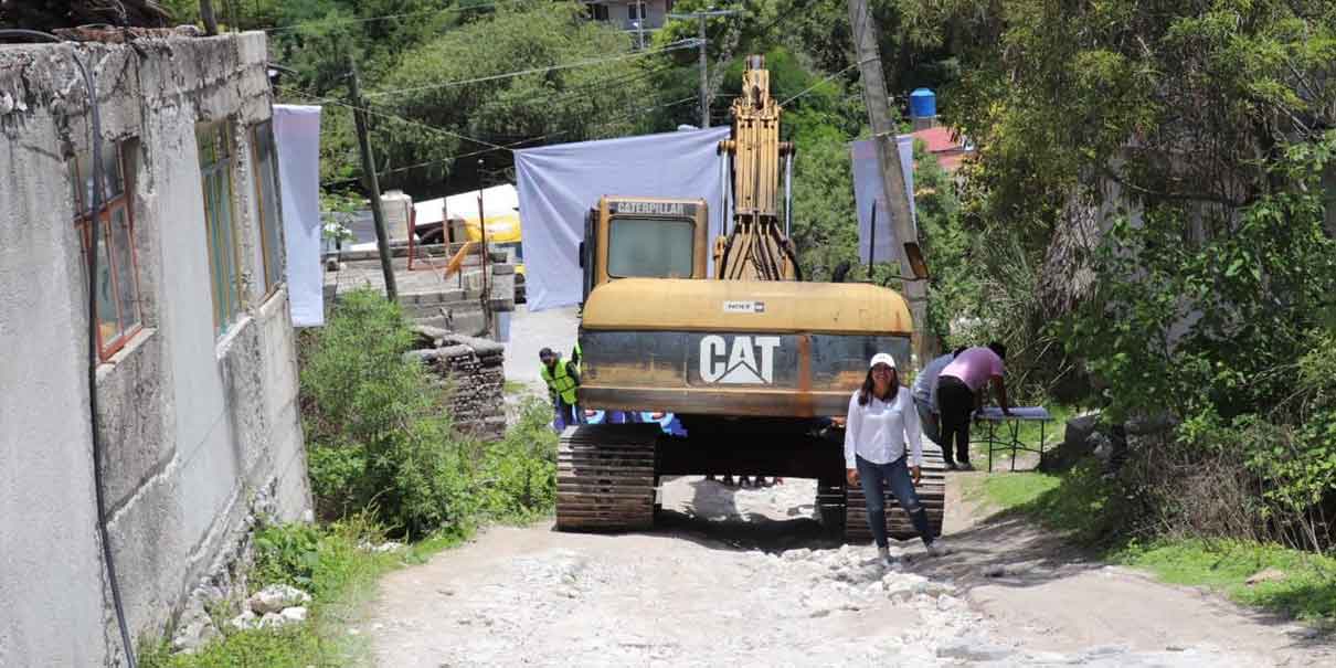 En San José el Aguacate, inicia Ayuntamiento de Puebla construcción de calle con concreto hidráulico