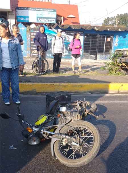 Encontronazo entre auto y moto deja cuantiosos daños materiales en la Carretera Estatal 141