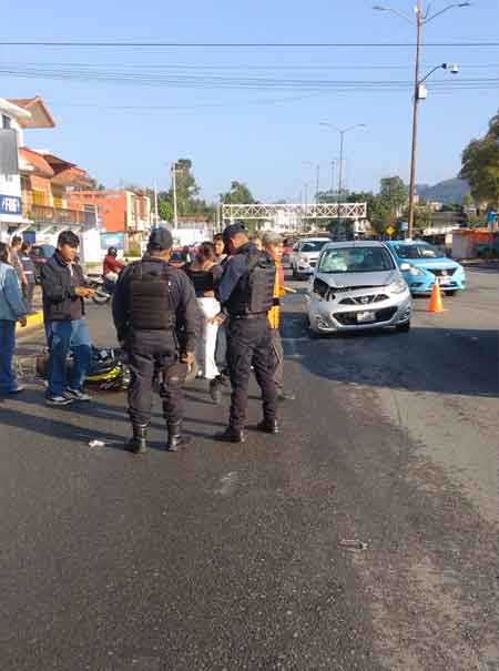 Encontronazo entre auto y moto deja cuantiosos daños materiales en la Carretera Estatal 141