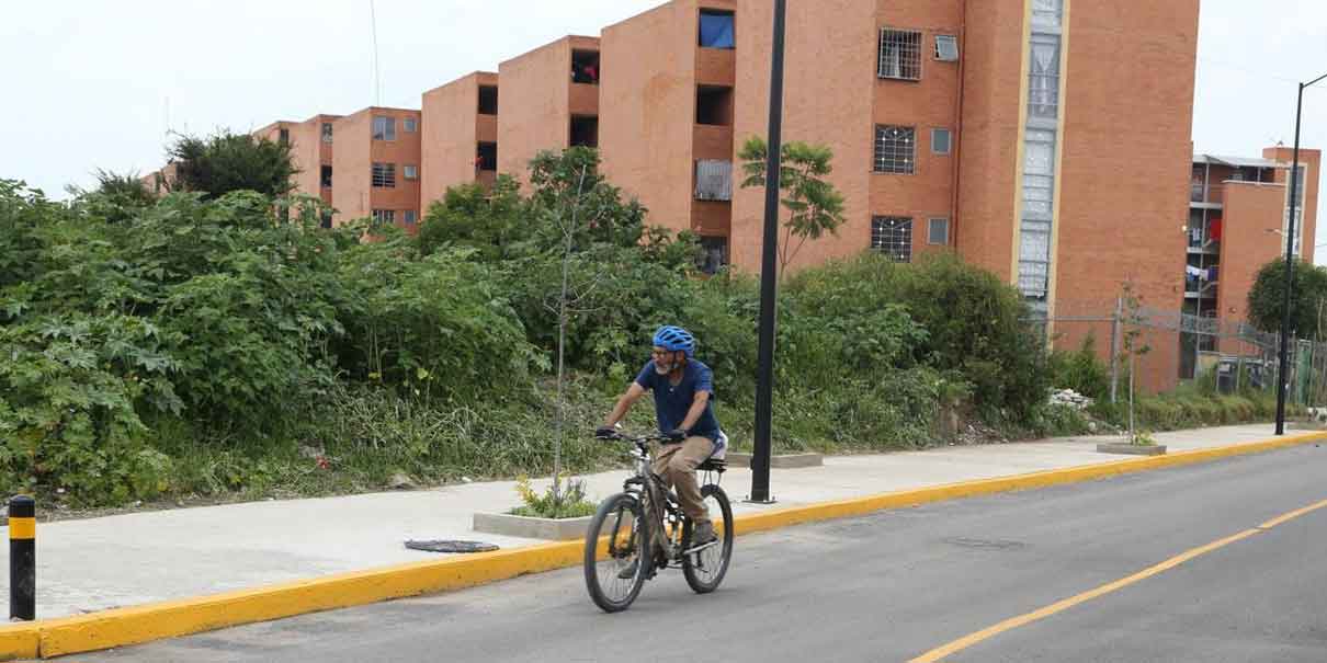 Entrega Ayuntamiento de Puebla rehabilitación vial en San José Chapulco